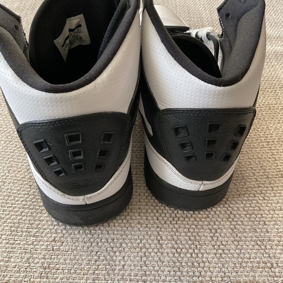 Nike Black and White Athletic Shoes main image 5